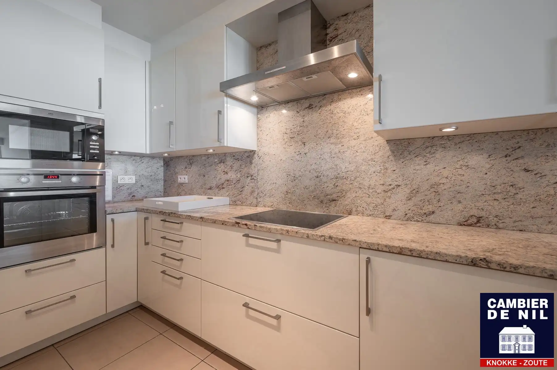 Gemeubeld appartement met frontaal zeezicht foto 9