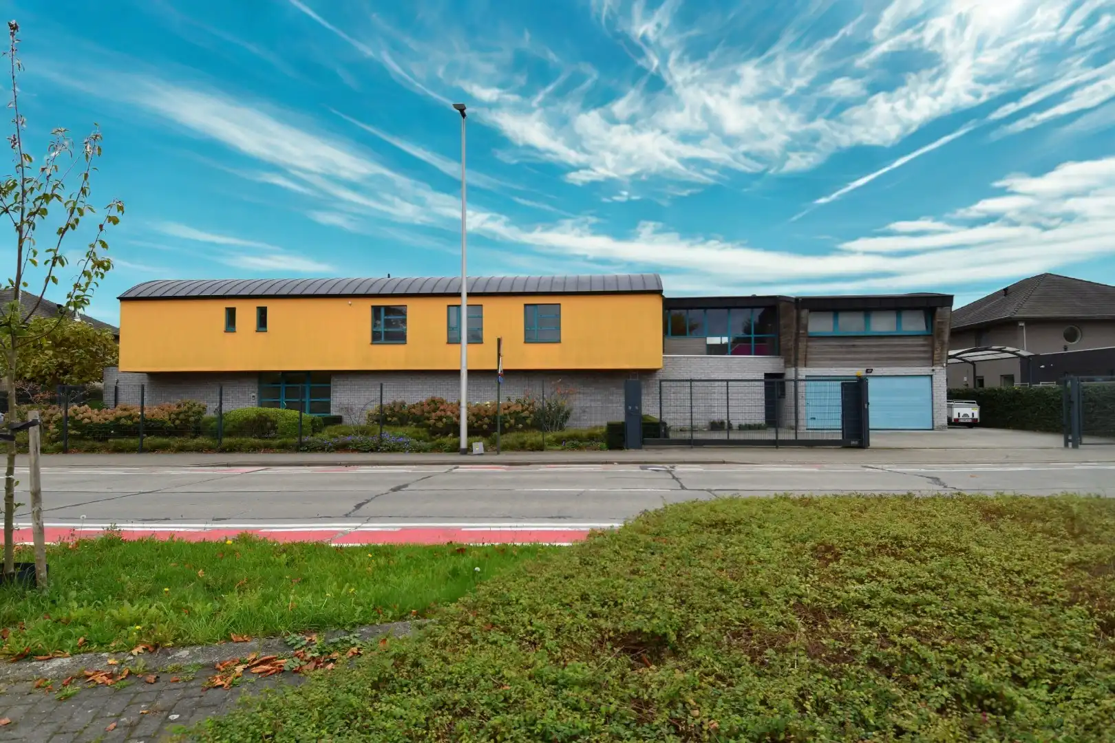 Uitzonderlijk vastgoed te koop op een zeer royaal perceel (2103 m²) in Gullegem foto {{pictureIndex}}