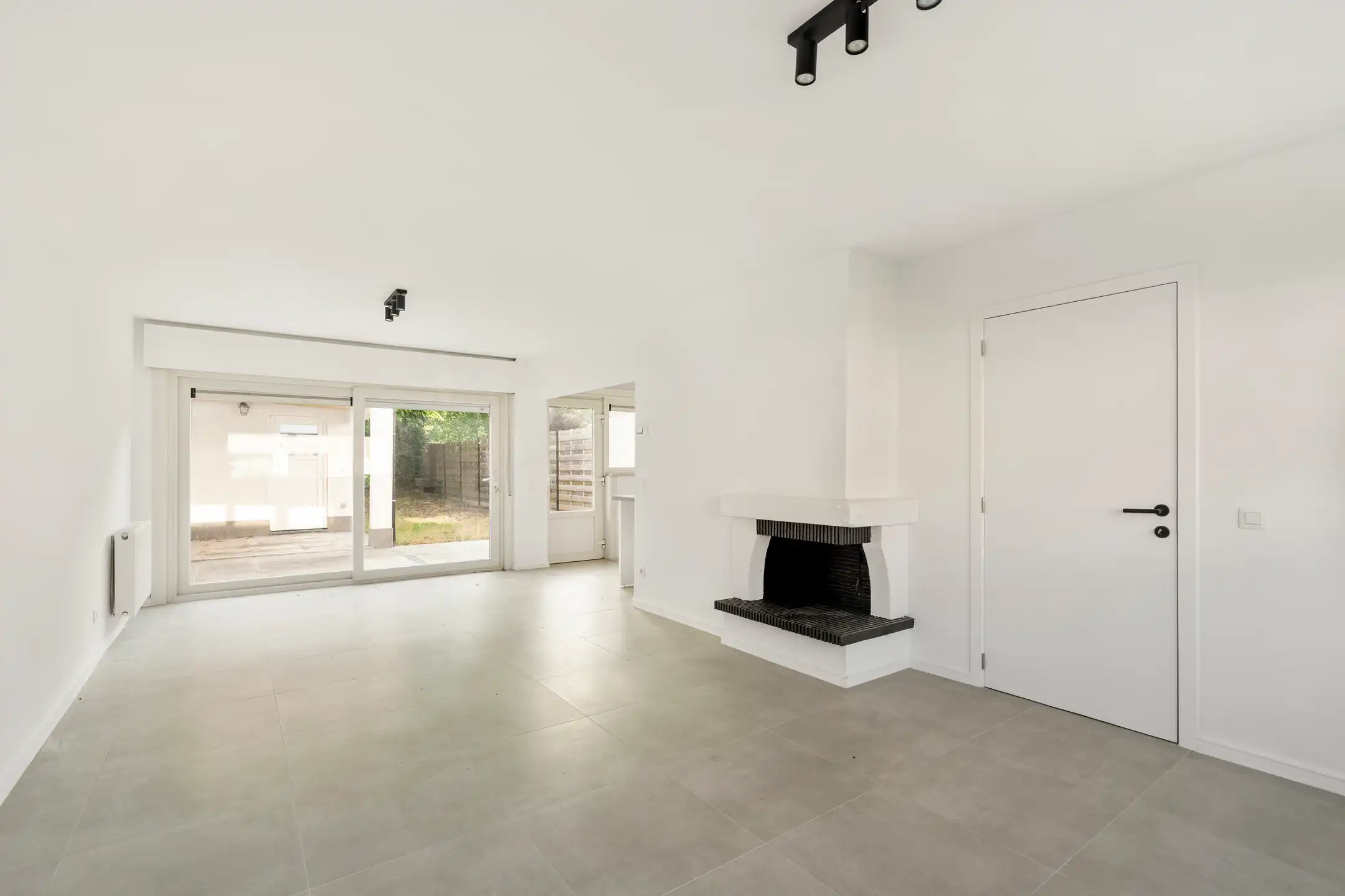 Volledig GERENOVEERDE woning met ZONNIGE TUIN en 3 SLK foto 4