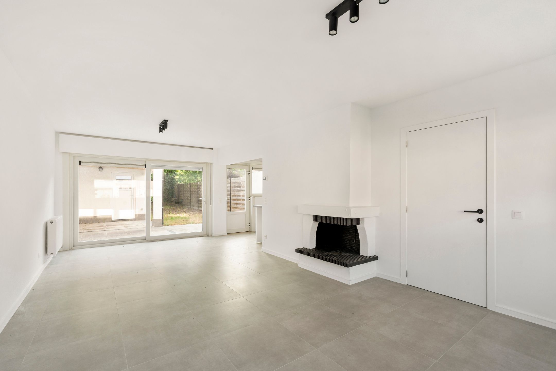 Volledig GERENOVEERDE woning met ZONNIGE TUIN en 3 SLK foto 4