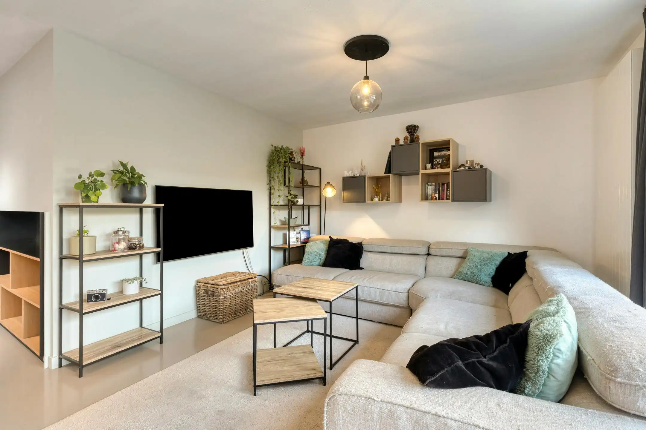 Instapklare woning met garage te koop in Heule! foto 3