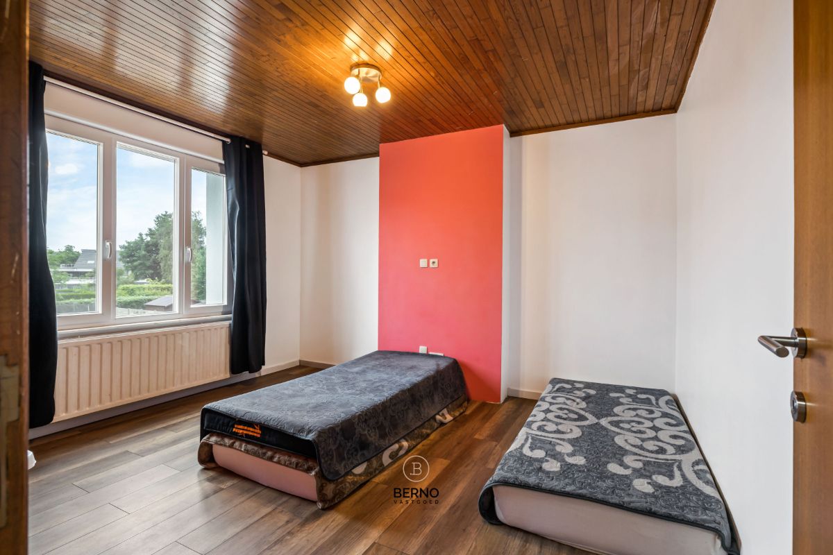 Ruime gerenoveerde gezinswoning met 3 slaapkamers en garage. foto 16