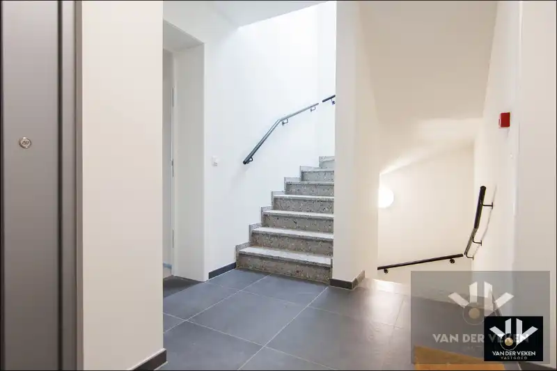 Ruim nieuwbouwappartement met 2 slaapkamers en riant terras op een goed bereikbare locatie! foto 7