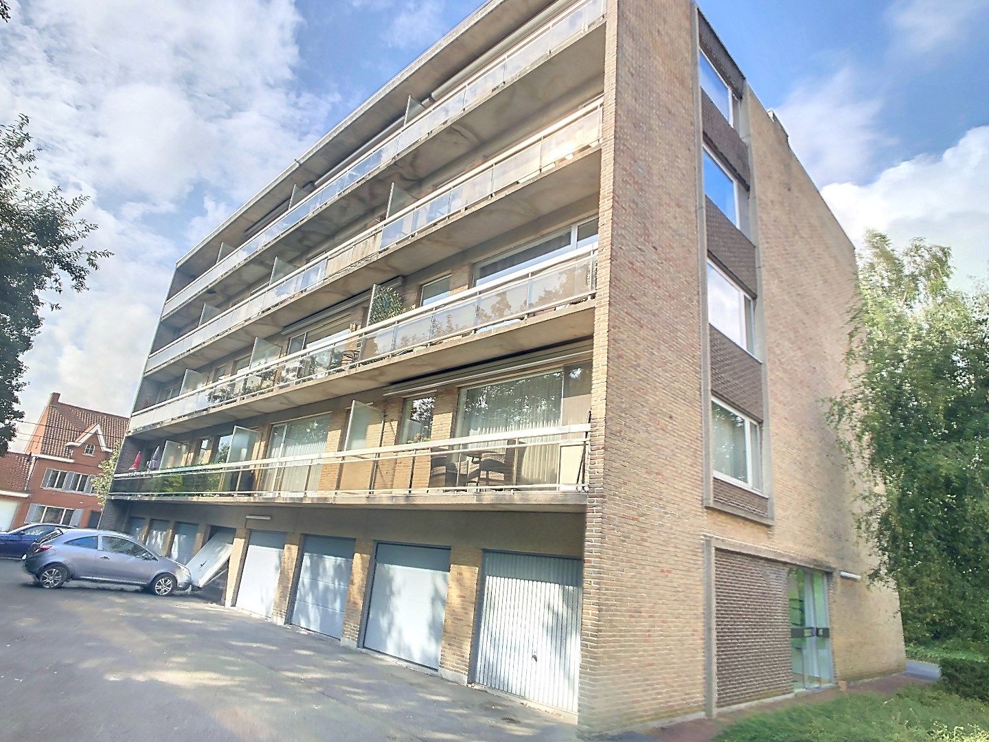 Centraal gelegen appartement met 2 slaapkamers en inpandige garage foto 1