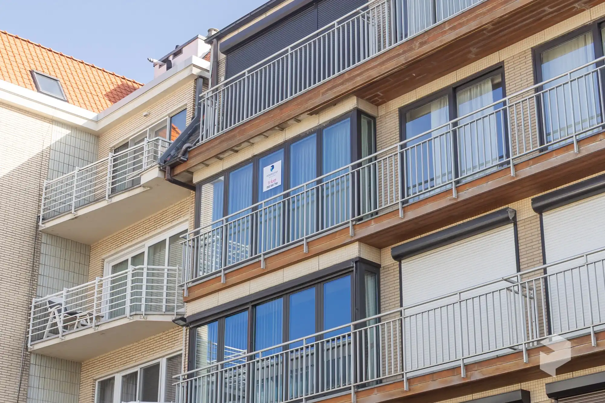 Goed gelegen ruim vernieuwd 2 slaapkamer appartement met terras en grote berging. foto 3