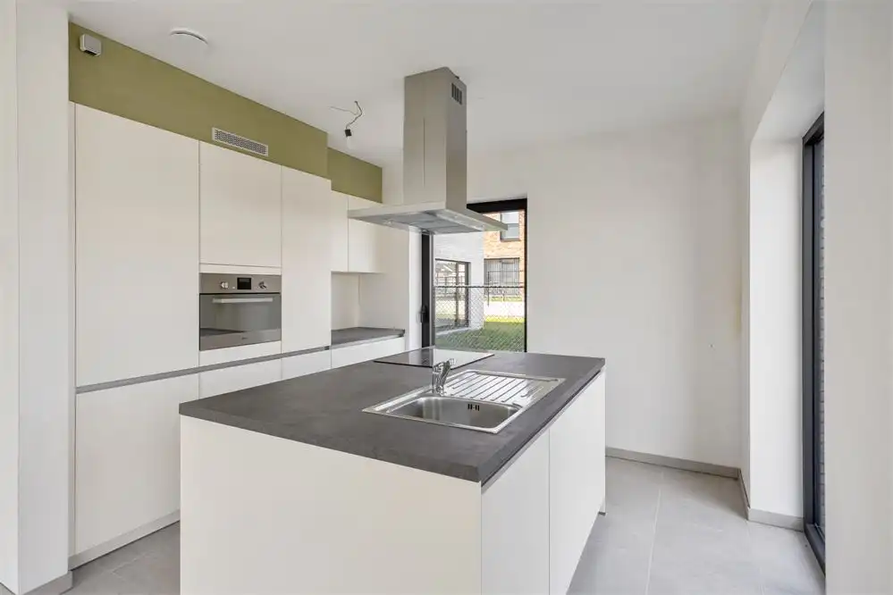 Ruimte, licht en een eigen stukje groen in hartje Heers foto 6