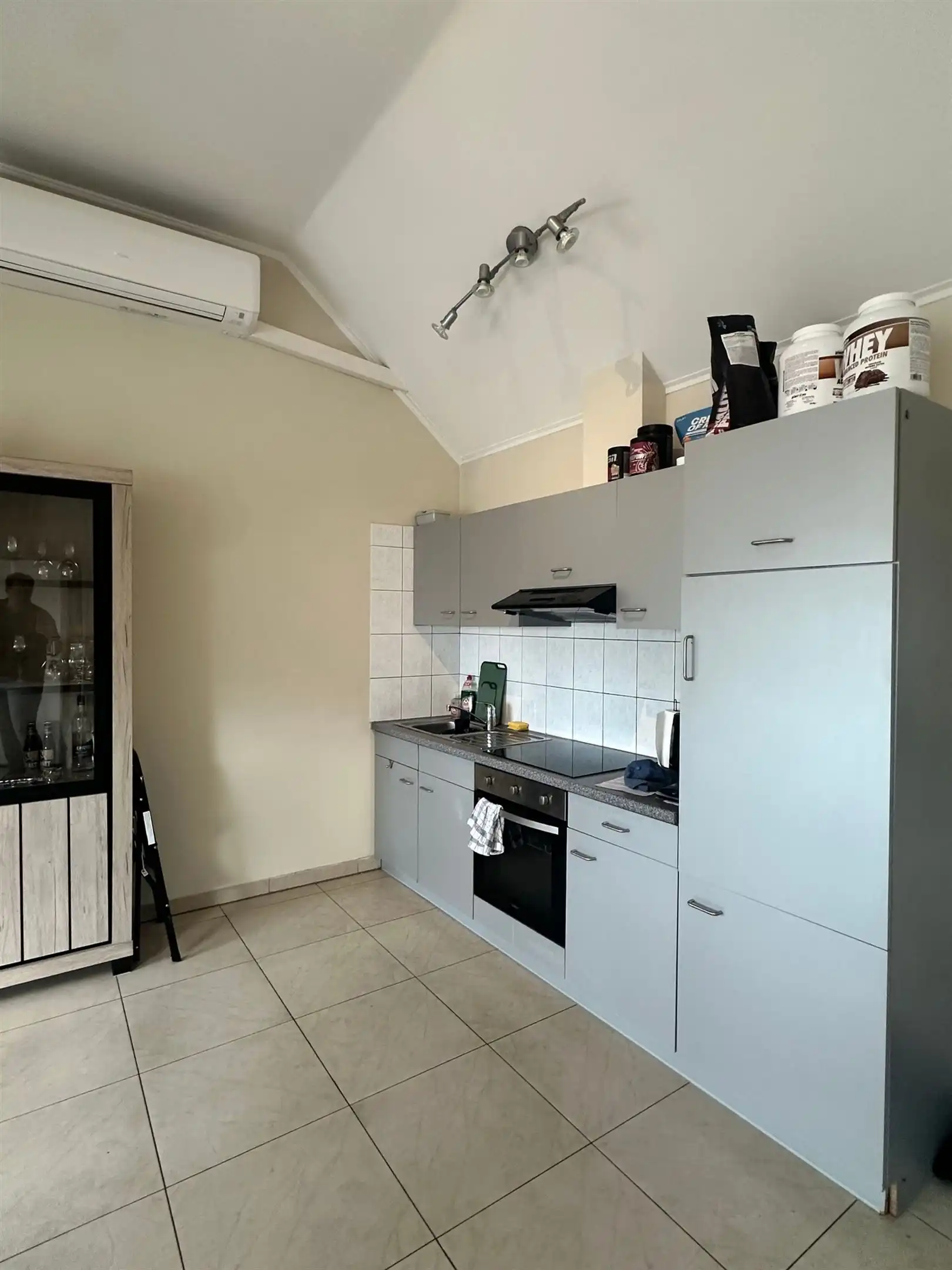 Lichtrijk en instapklaar dakappartement met 2 slaapkamers in het centrum van Buggenhout. foto 2