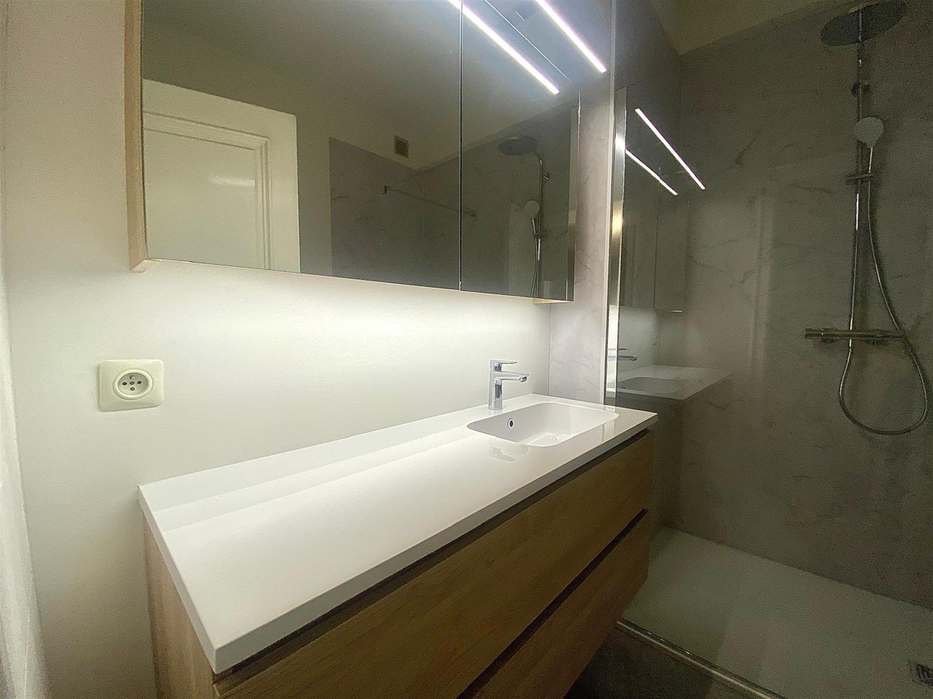 Zeer ruim appartement met drie slaapkamers en garage  foto 13