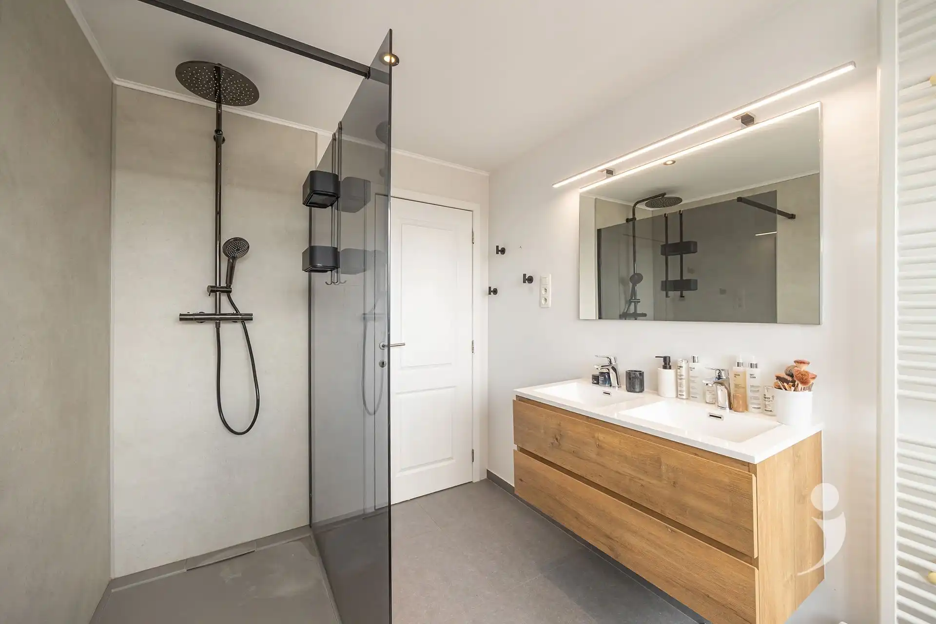 Recent gerenoveerde woning op een rustige locatie! foto 26