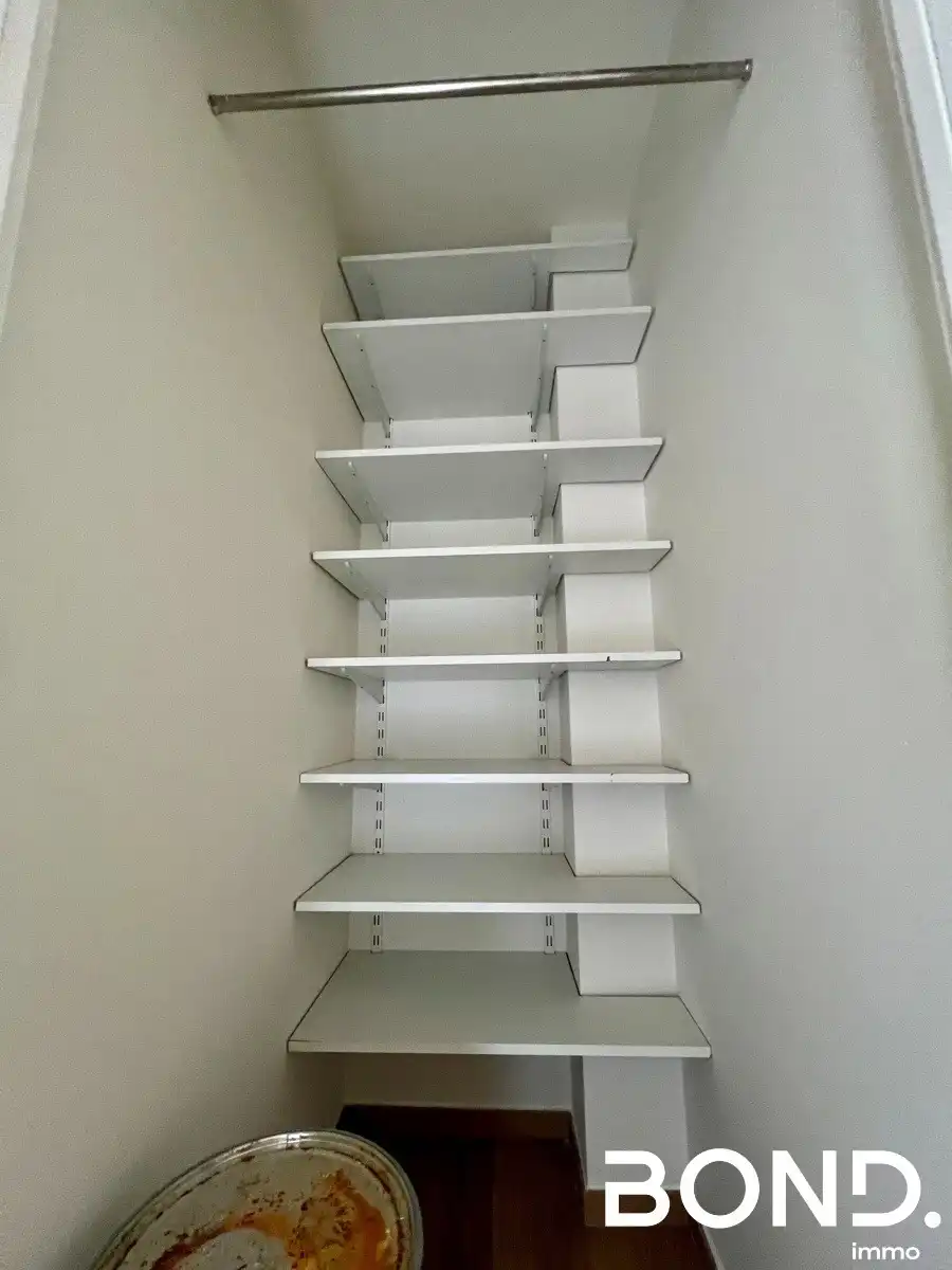 Gerenoveerd 1-slaapkamer appartement met garagebox te huur foto 12