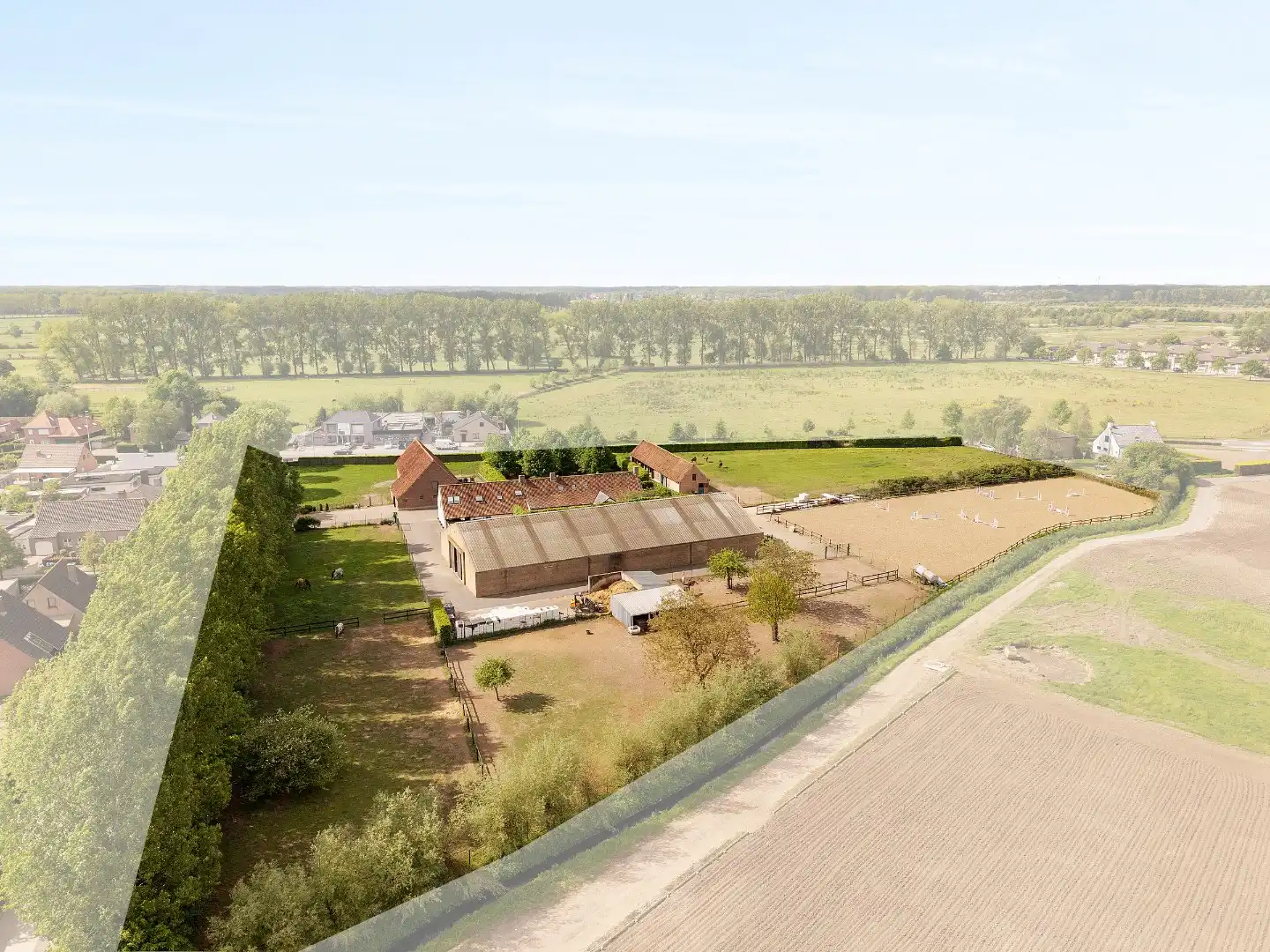 Uitzonderlijke hoeve met binnenpiste en paardenstallen op 1,88 hectare foto 9