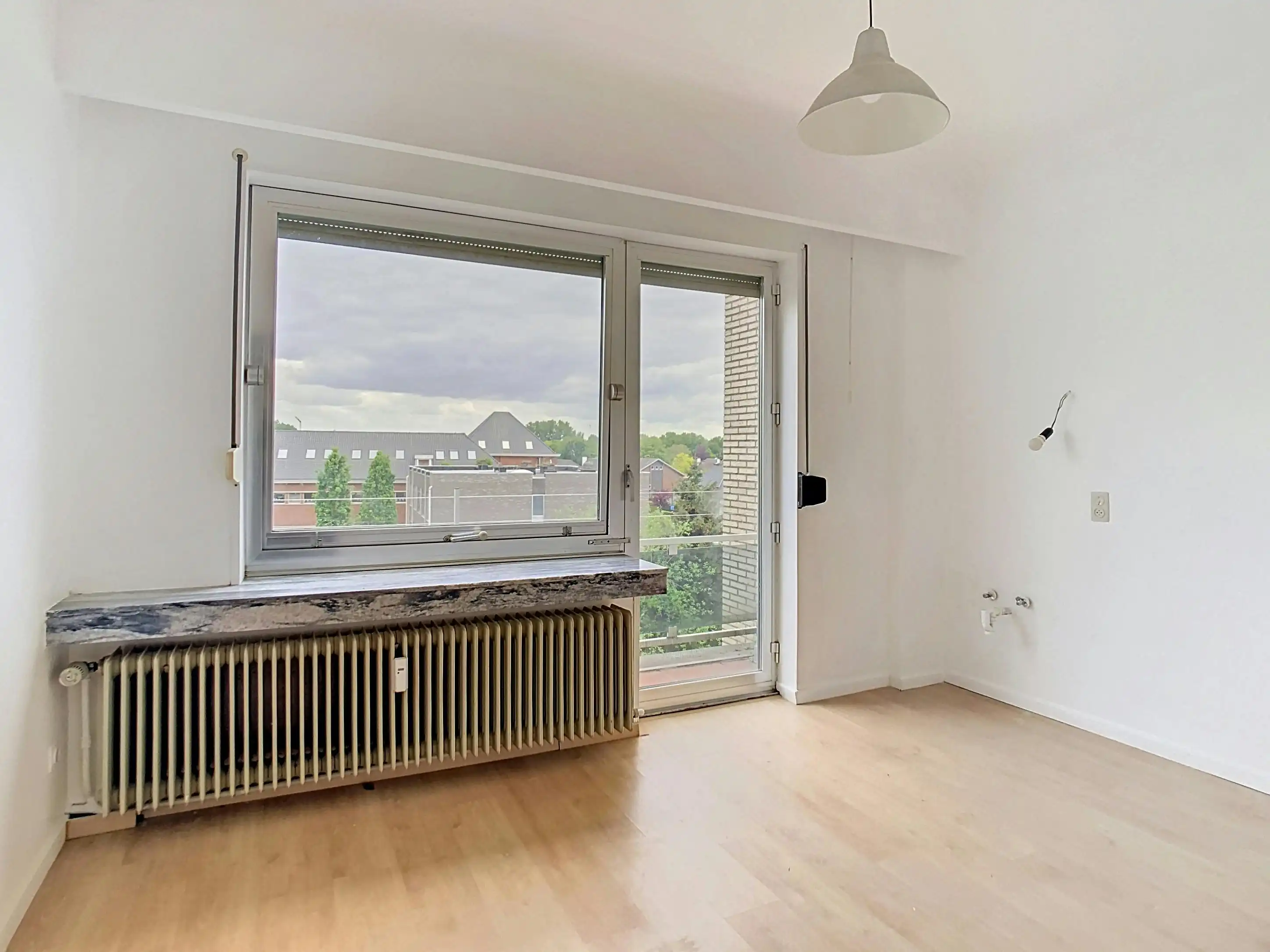 Lichtrijk en centraal gelegen ruim appartement met garage foto 18