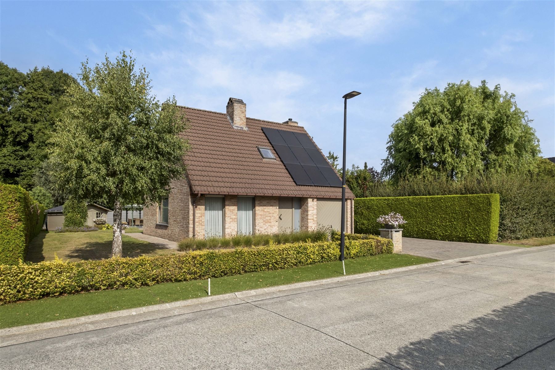 Instapklare woning met 3 slaapkamers, tuin en twee garages in een rustige straat foto {{pictureIndex}}