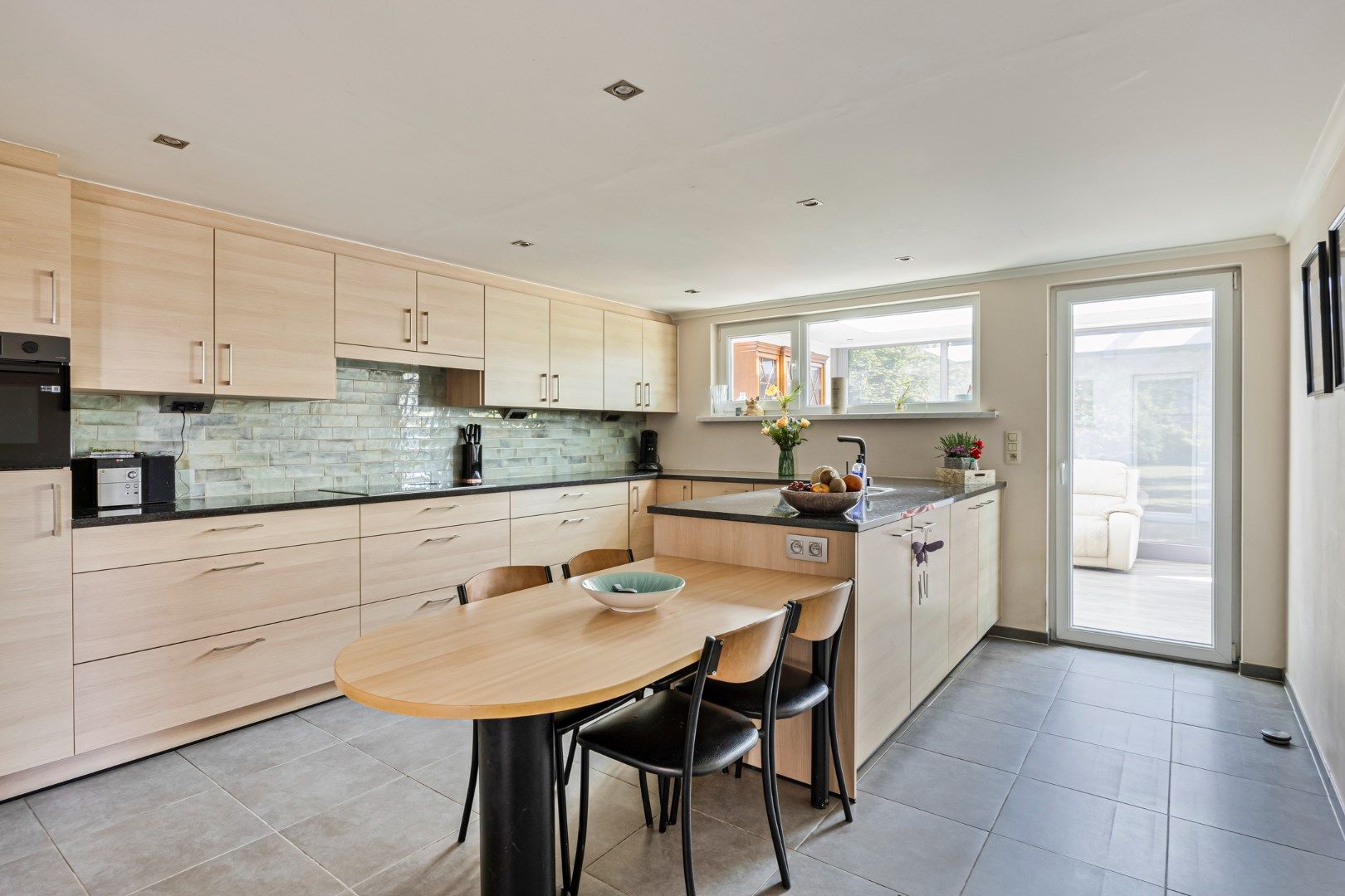 Instapklare woning met 3 SLPKS en zon georiënteerde tuin !  foto 7