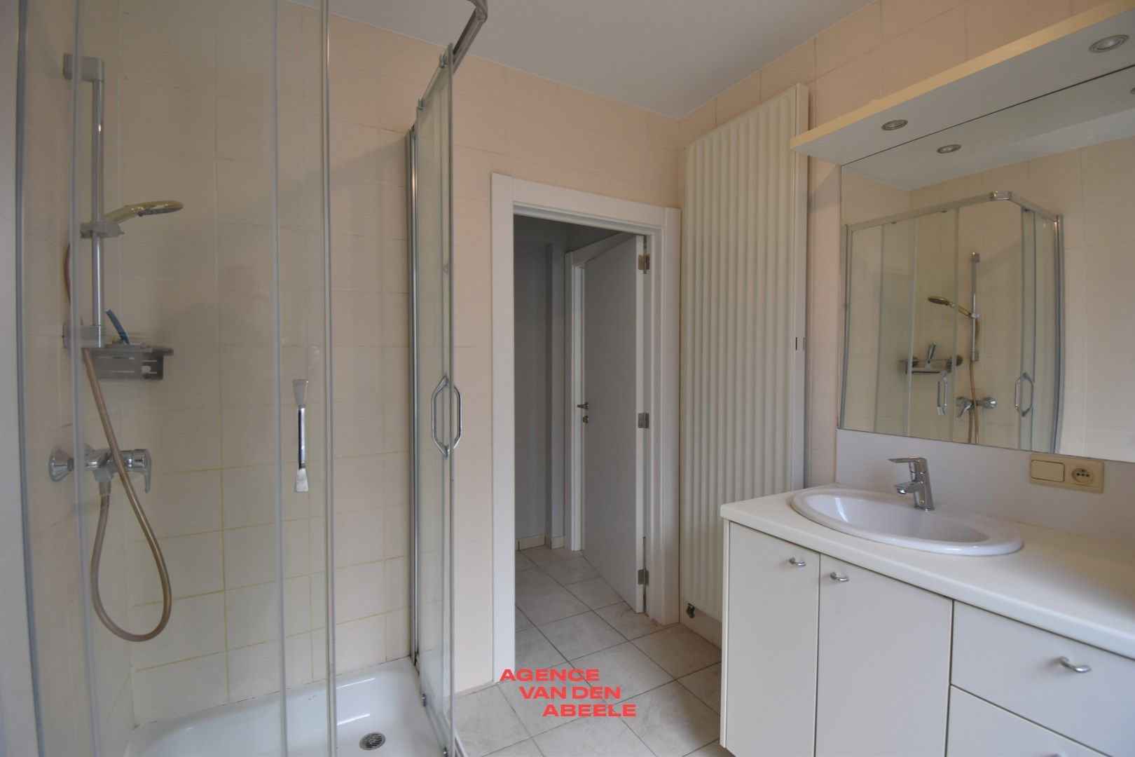 Ruim en hedendaags appartement net buiten Brugge foto 12