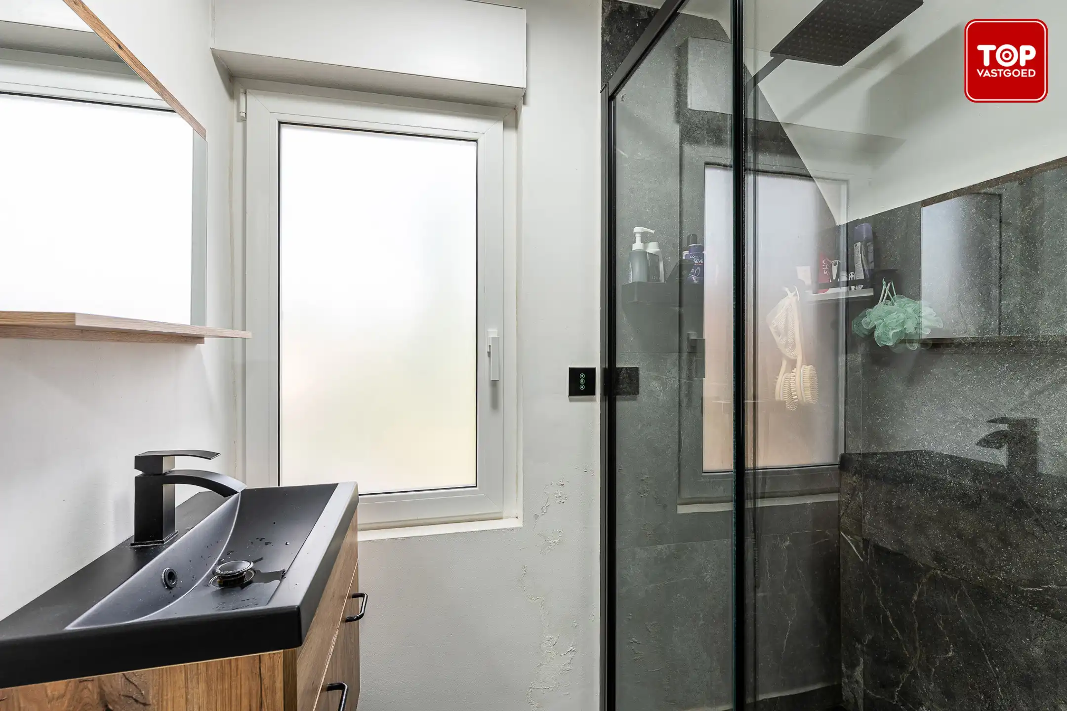 Gerenoveerde open bebouwing met 5 slaapkamers en tuin foto 17