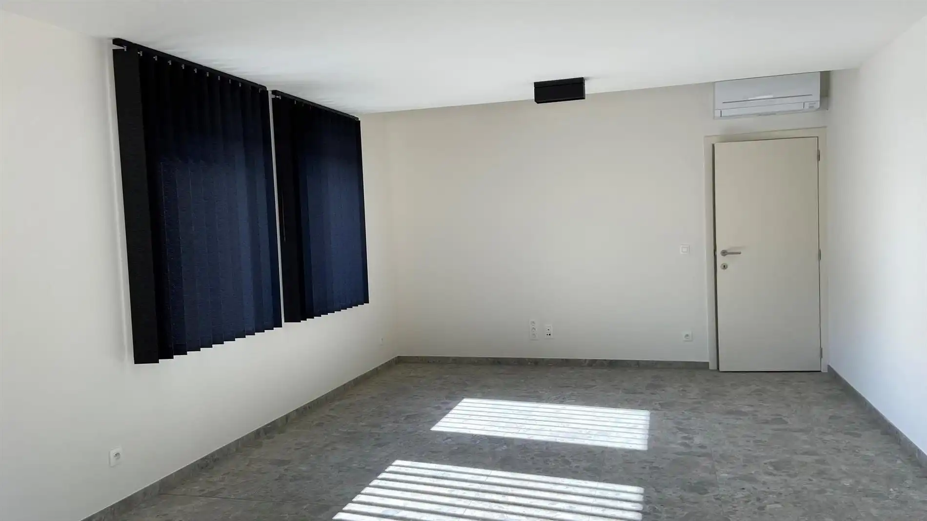 GELIJKVLOERS APPARTEMENT MET TWEE SLAAPKAMERS EN PRIVATIEVE TUIN foto 3