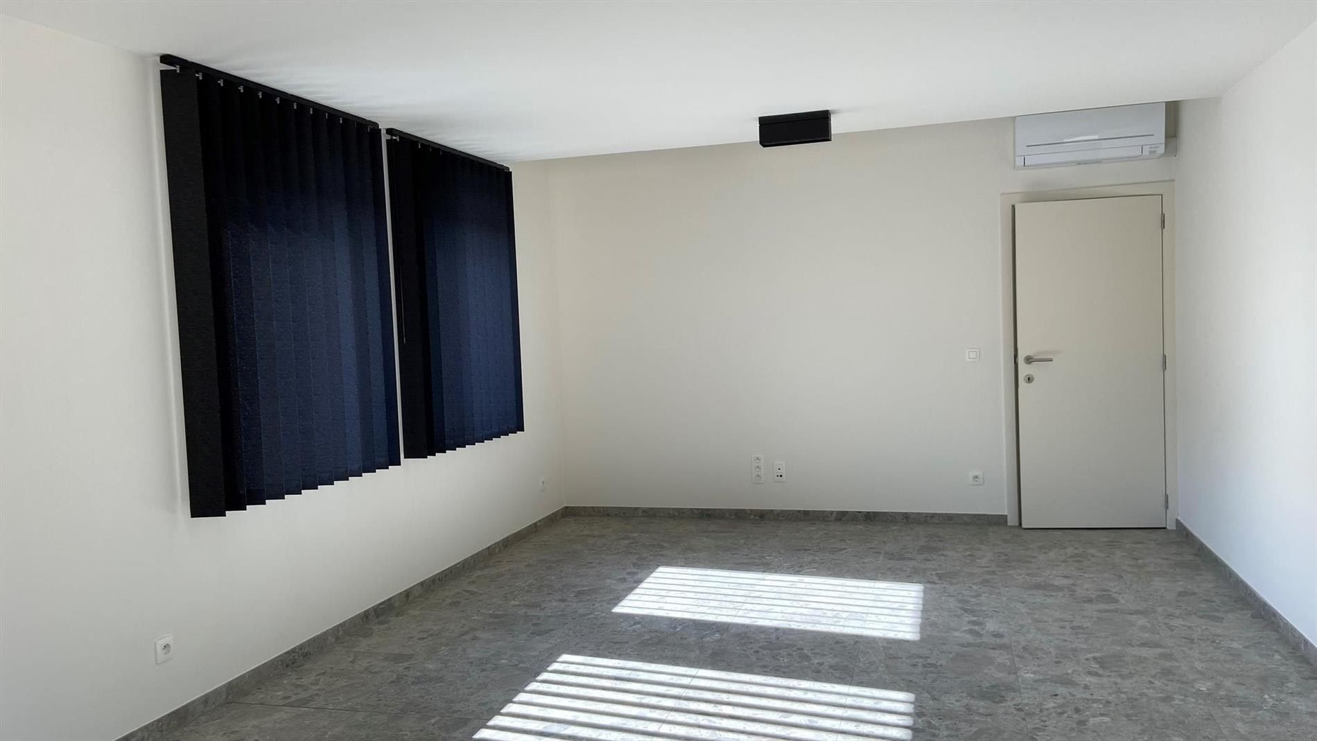 GELIJKVLOERS APPARTEMENT MET TWEE SLAAPKAMERS EN PRIVATIEVE TUIN foto 3