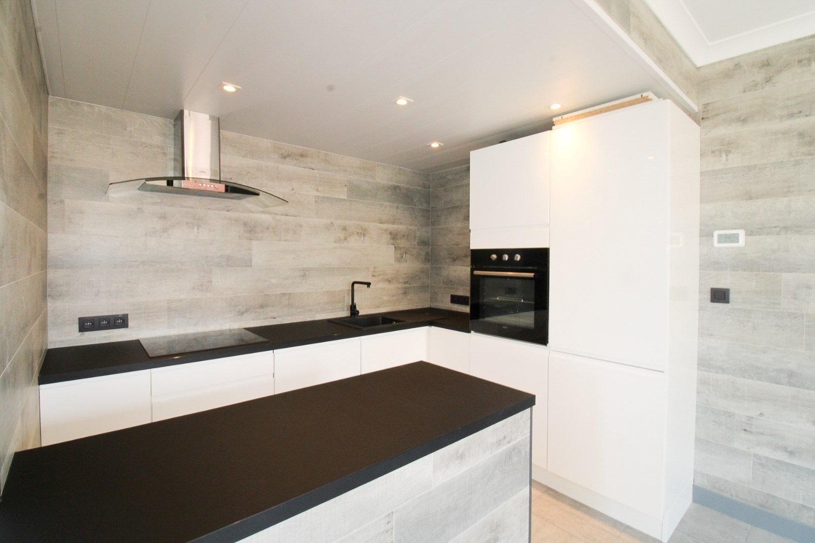 Te koop: Instapklaar en charmant appartement in hartje Hemiksem! foto 6