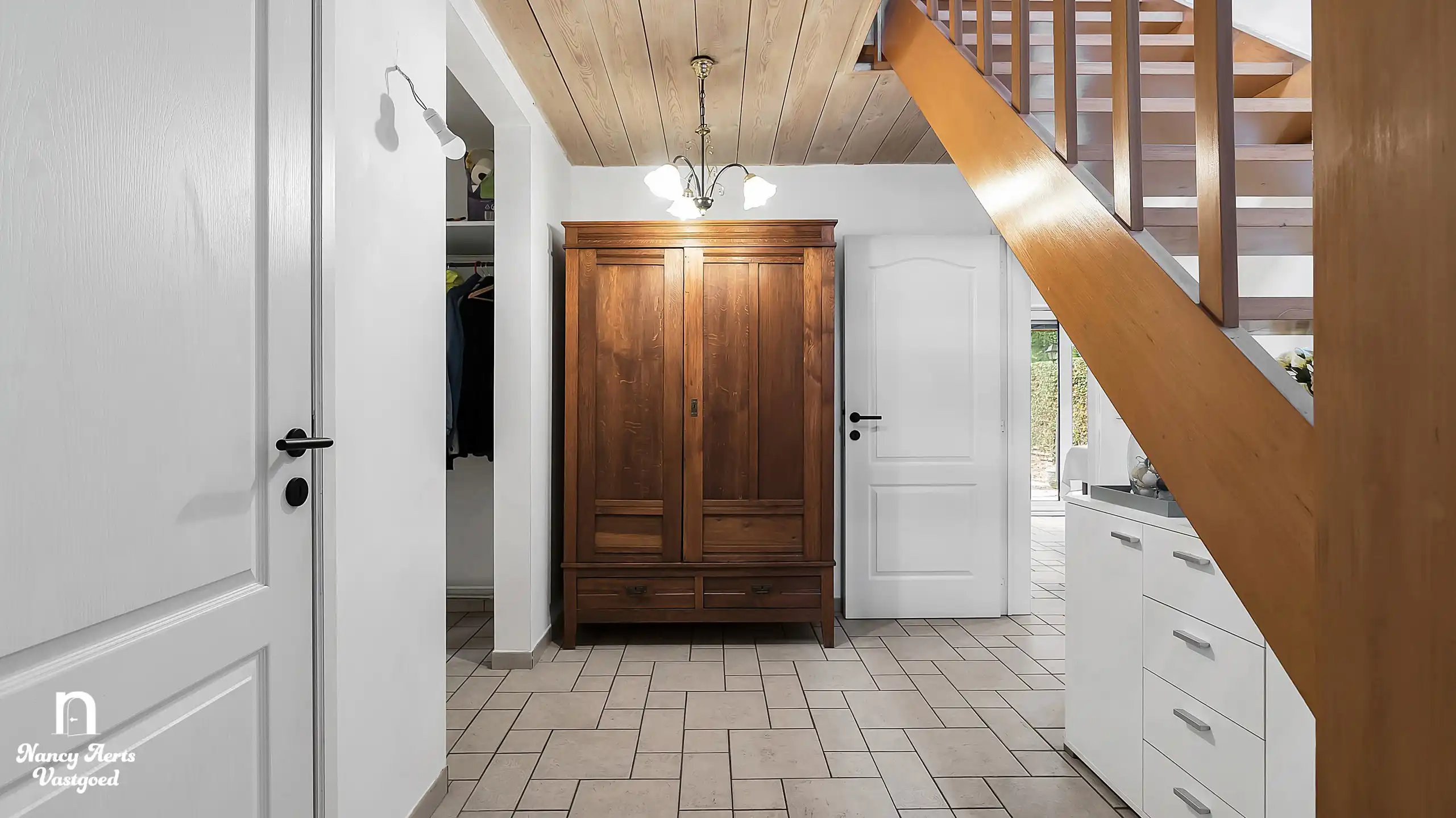 Halfopen gezinswoning met 3 slaapkamers en zonnige tuin foto 4