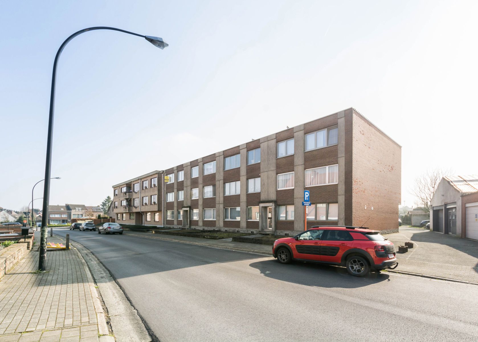 Instapklaar appartement met terras, ruime garage en kelder foto 2