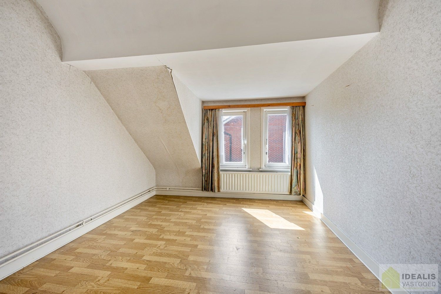 IDEALIS VASTGOED - Aangename karakterwoning op fijne locatie te Pelt. Deze woning omvat maar liefst +-143m² netto bewoonbare oppervlakte op een perceel van 4a 53ca met een ruime woonkamer, maar liefst 3 slaapkamers, badkamer, wasplaats, veranda en garage vlakbij de dorpskern van Boseind! Uiterst geschikt voor kandidaten op zoek naar een betaalbare woning op te frissen naar eigen wens. foto 24