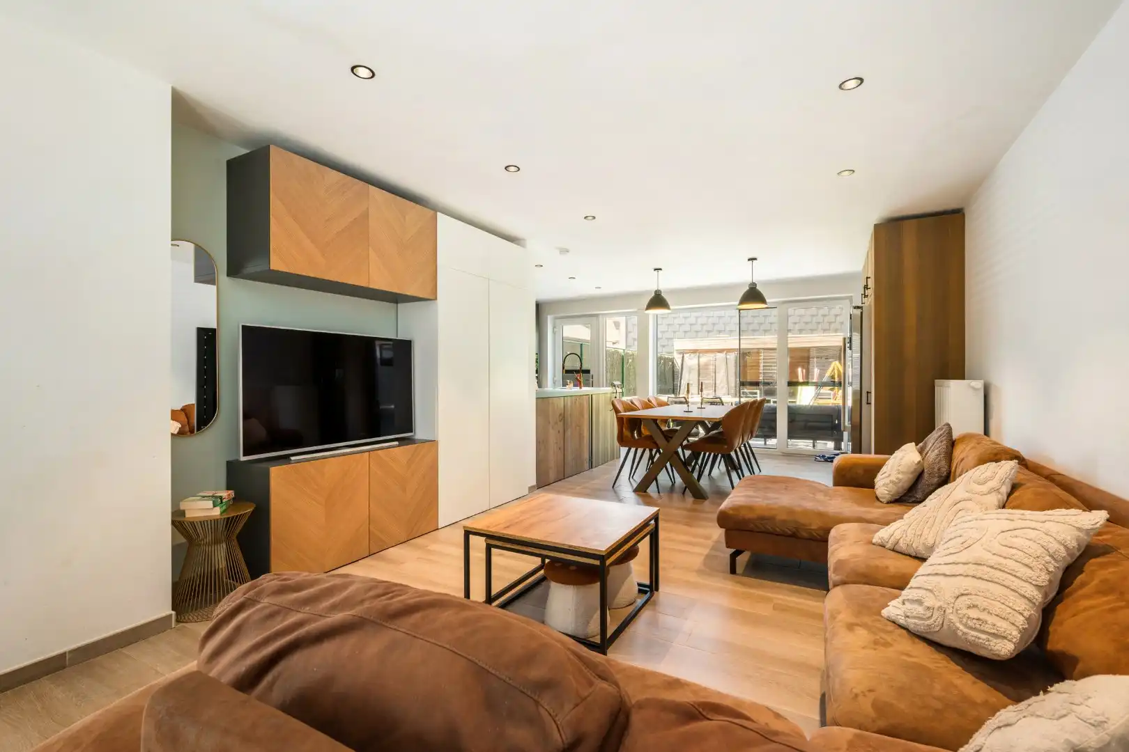 Instapklare woning met 3 slaapkamers, oprit voor 2 wagens en garage op rustige locatie in Beselare foto 2