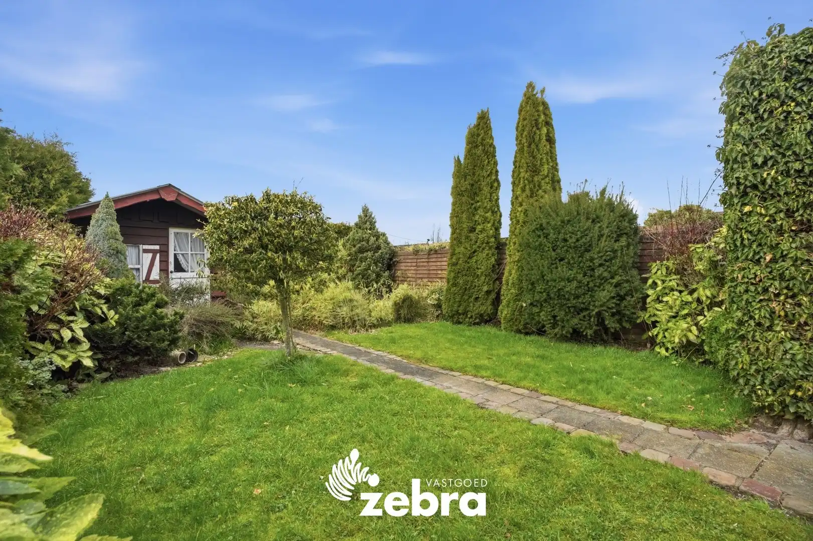 Te renoveren woning op ruim perceel in Eernegem! foto 3