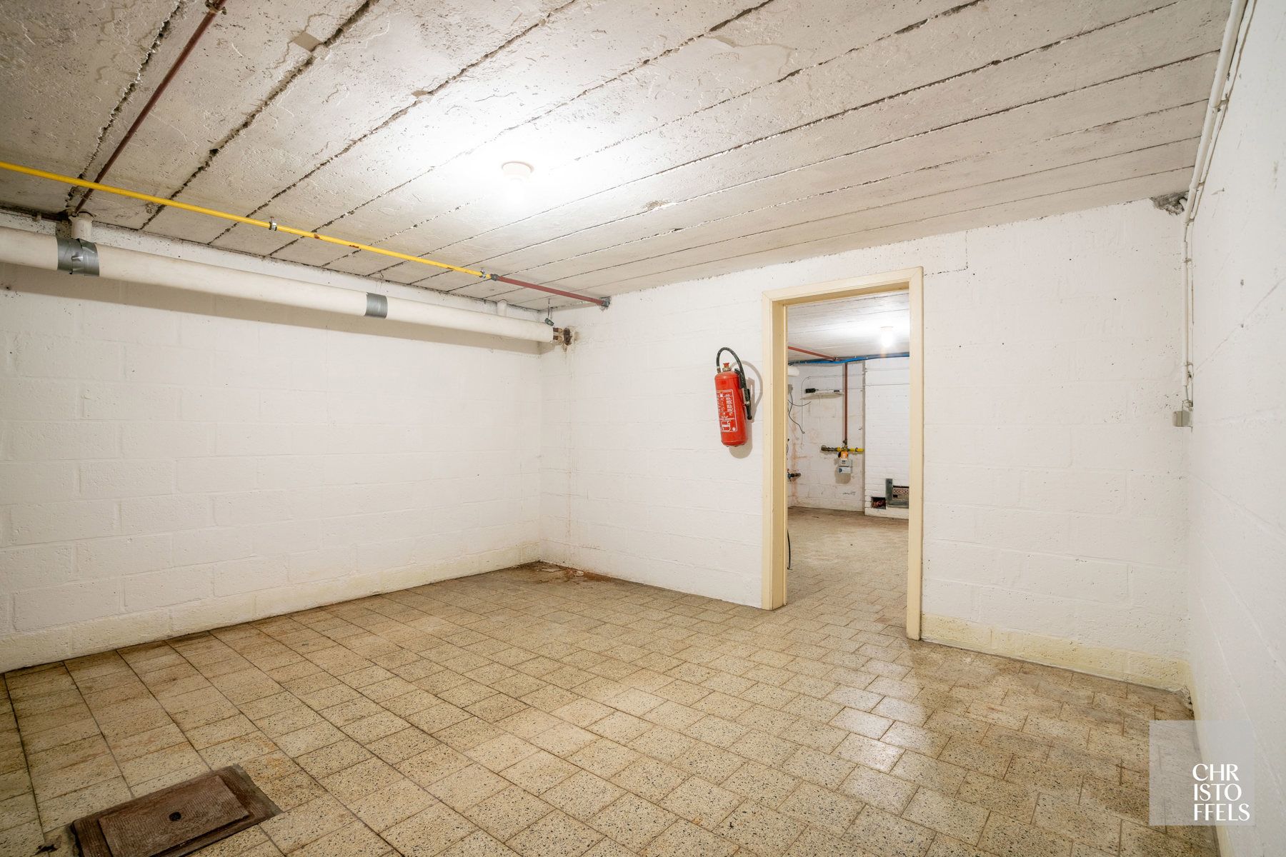 Deels gerenoveerde laagbouwvilla, residentieel gelegen in de bossen op een uitgestrekt perceel van 3.981m² foto 21