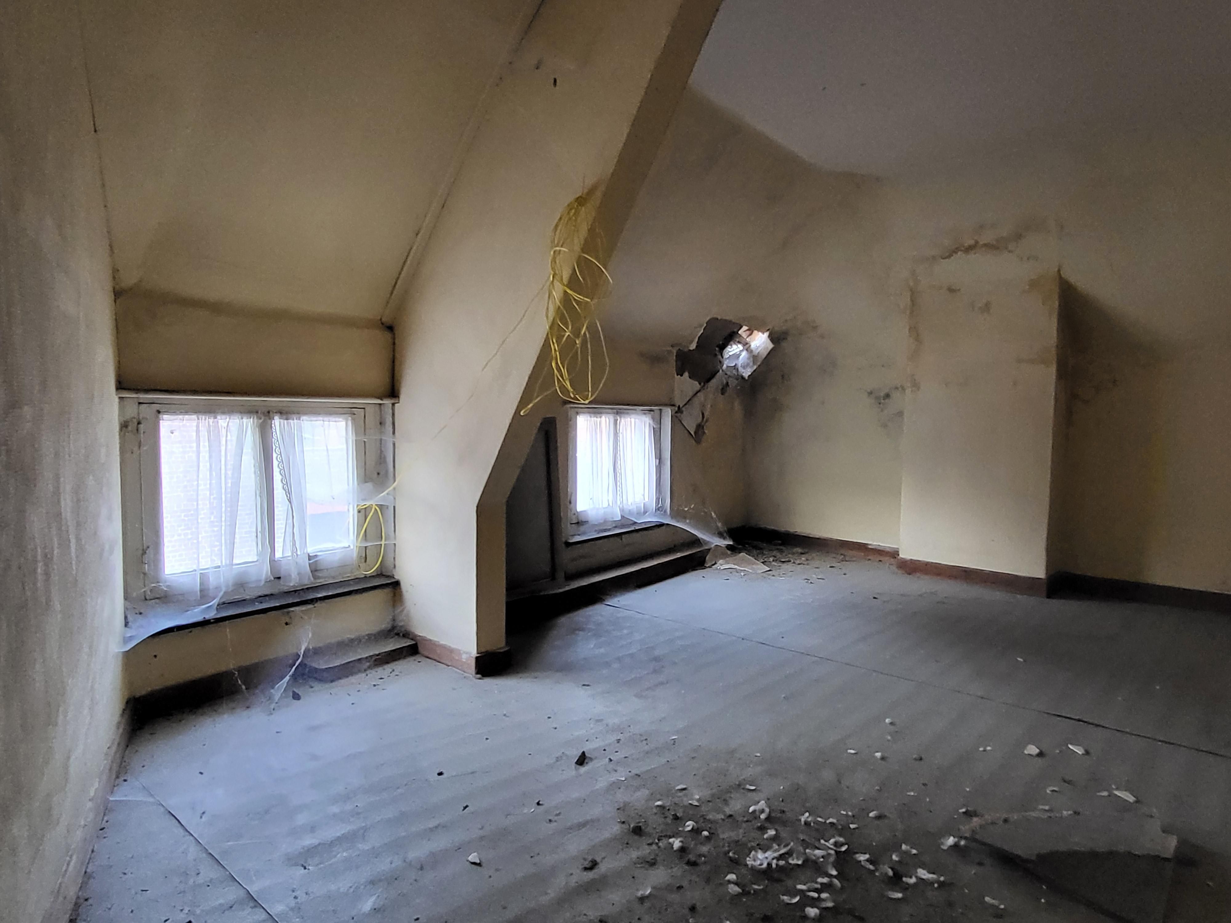 Prachtig te renoveren rijwoning op 132m² met ruime stalling.  foto 6