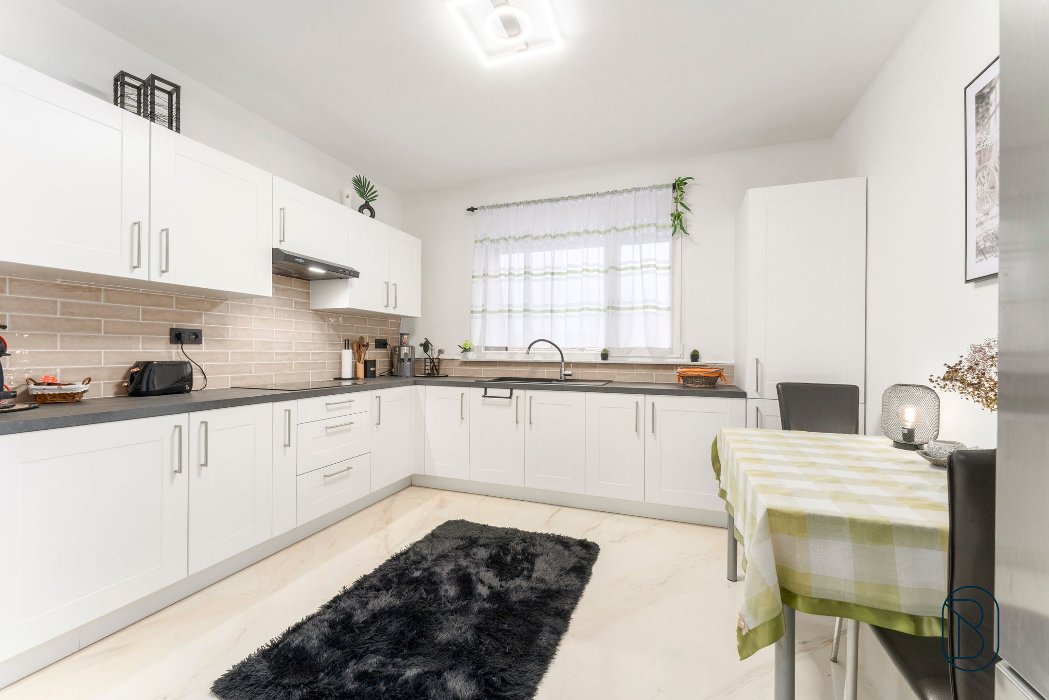 Modern gerenoveerd appartement met garage foto 6