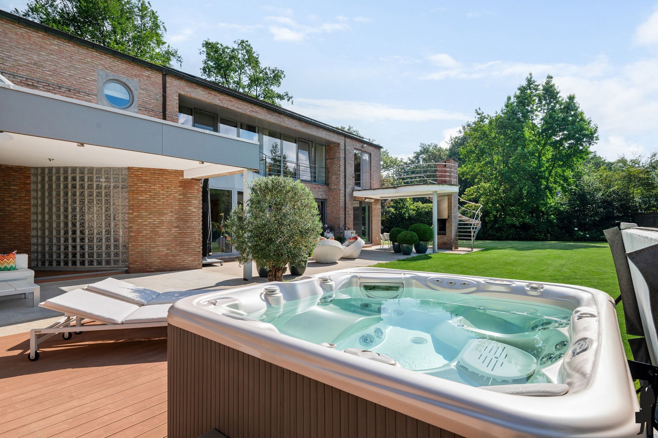 VILLA MET APARTE PRAKTIJK OF APART KANTOOR AAN HUIS (vrij beroep mogelijk!)  foto 2