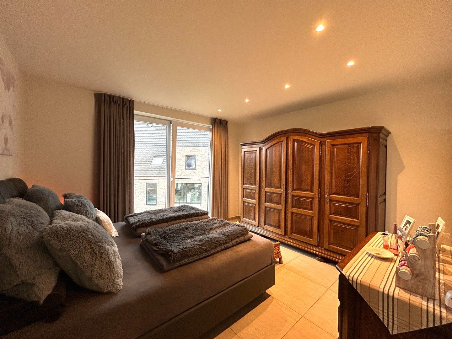 Instapklaar twee-slaapkamerappartement met zicht op stadspark te centrum Roeselare! foto 13
