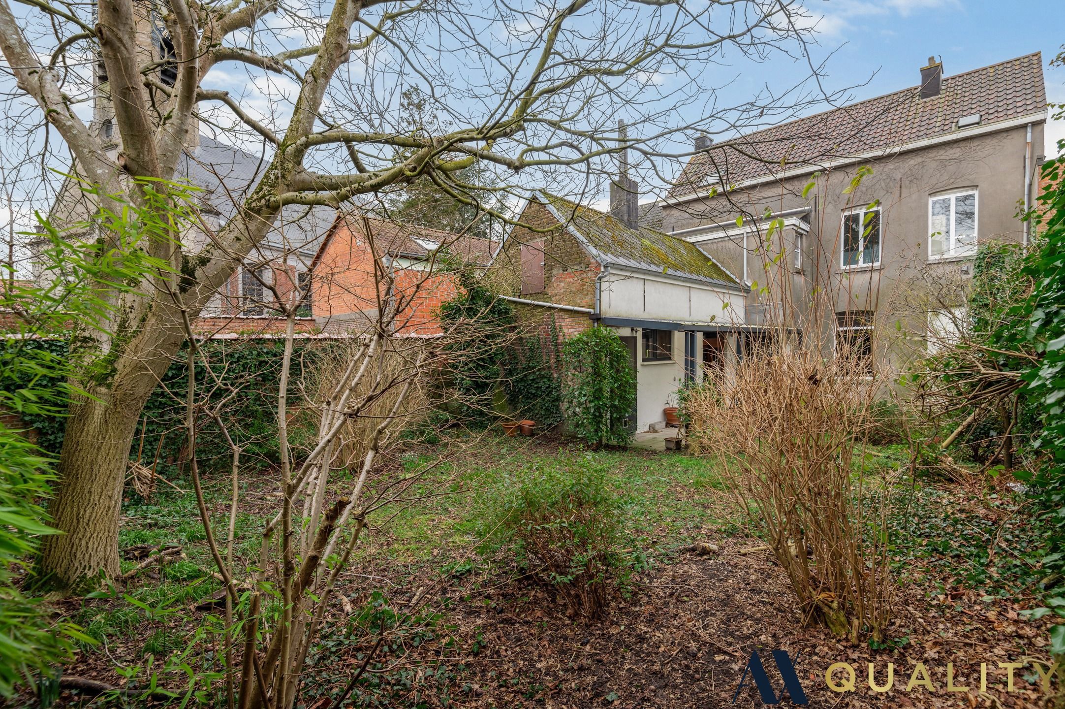 Charmante te renoveren rijwoning met tuin en garage in Gijzegem foto 2