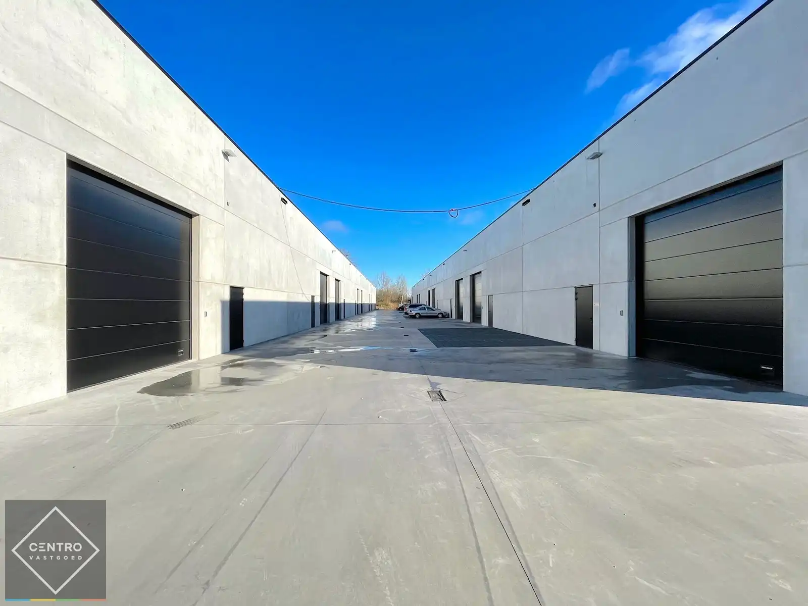 NB LOODS (221m2) voorzien van alle nutsen, vrije hoogte van 6,2m (tussenverdieping mogelijk) en een private PARKEERPLAATS op ambachtelijke zone te Brugge. foto {{pictureIndex}}