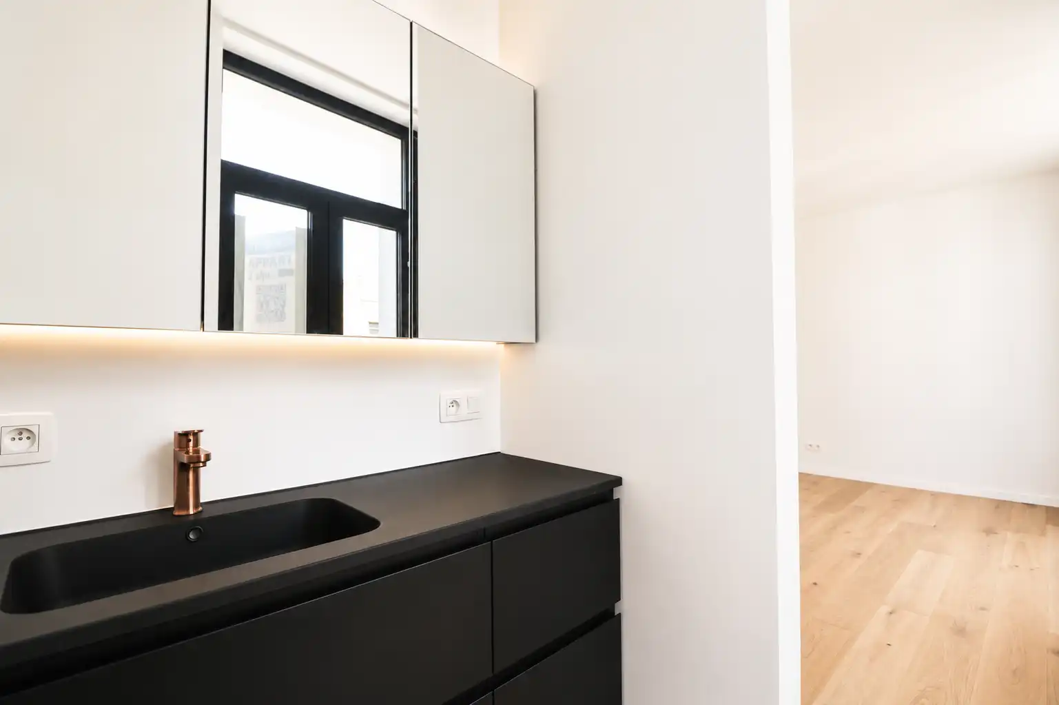 Volledig gerenoveerd appartement met 2 slaapkamers (110 m²) foto 2