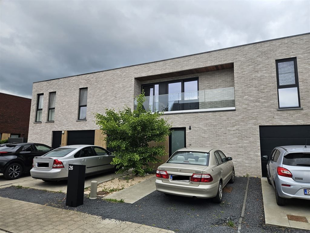 Recente gezinswoning in een rustige wijk foto {{pictureIndex}}