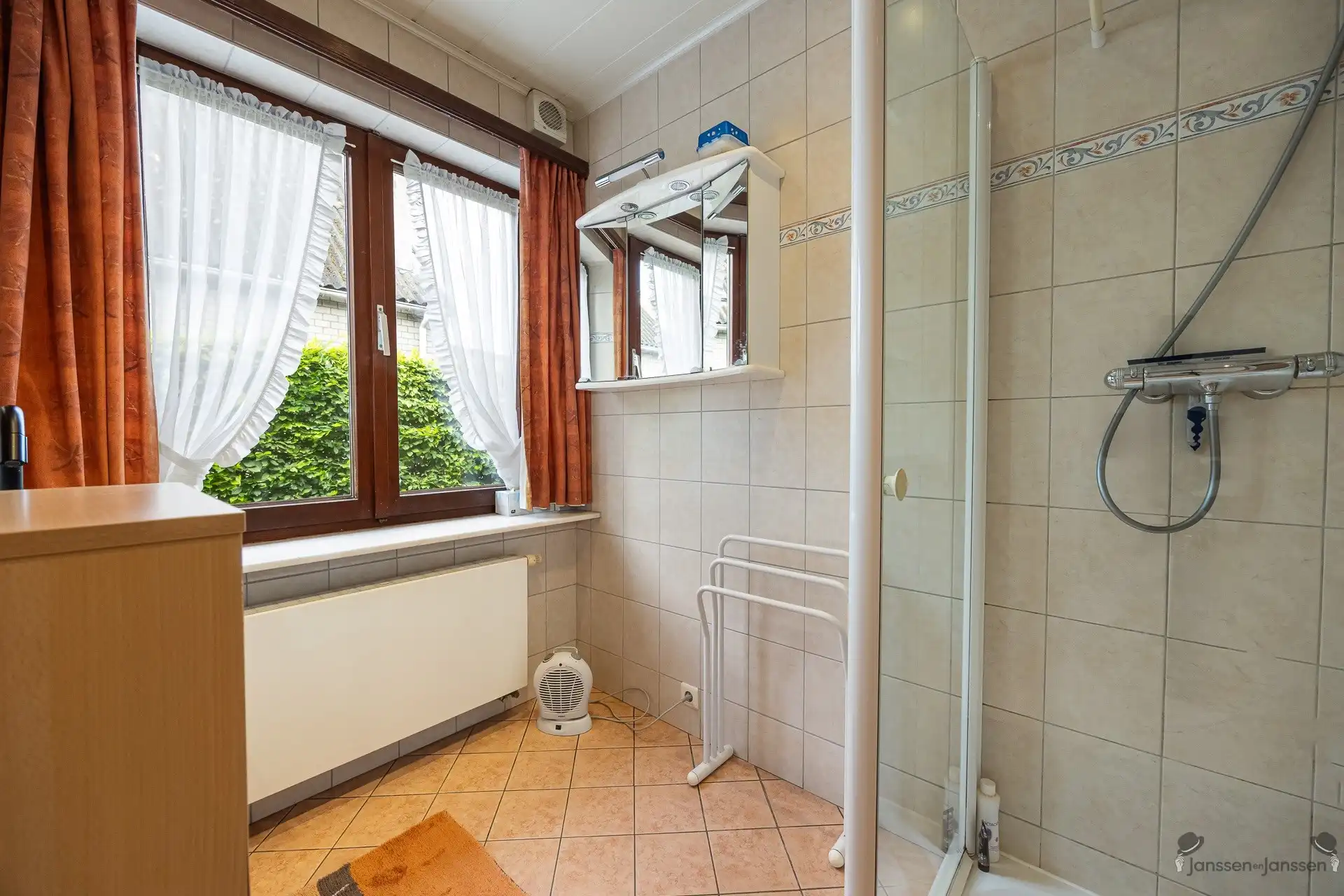 Verzorgde woning met grote tuin foto 20