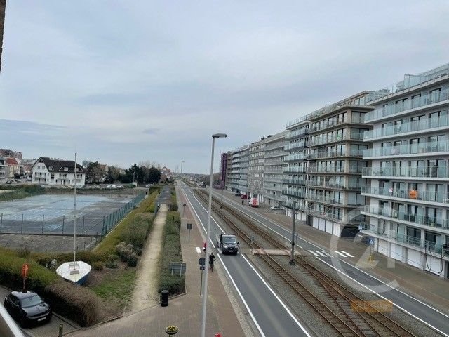 Prachtig hoekappartement met twee slaapkamers op de derde verdieping, vlakbij de winkelstraat en het strand. foto 13