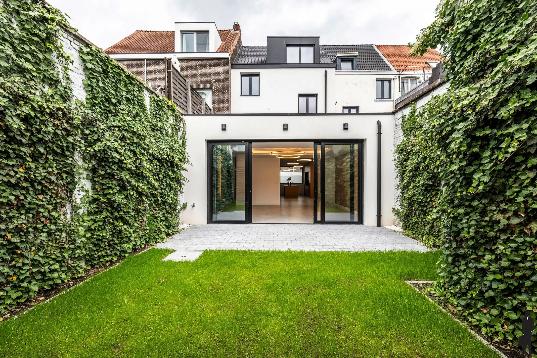 Luxe gerenoveerde woning met 4 slpk, 2 bdk en zonnige tuin foto 2