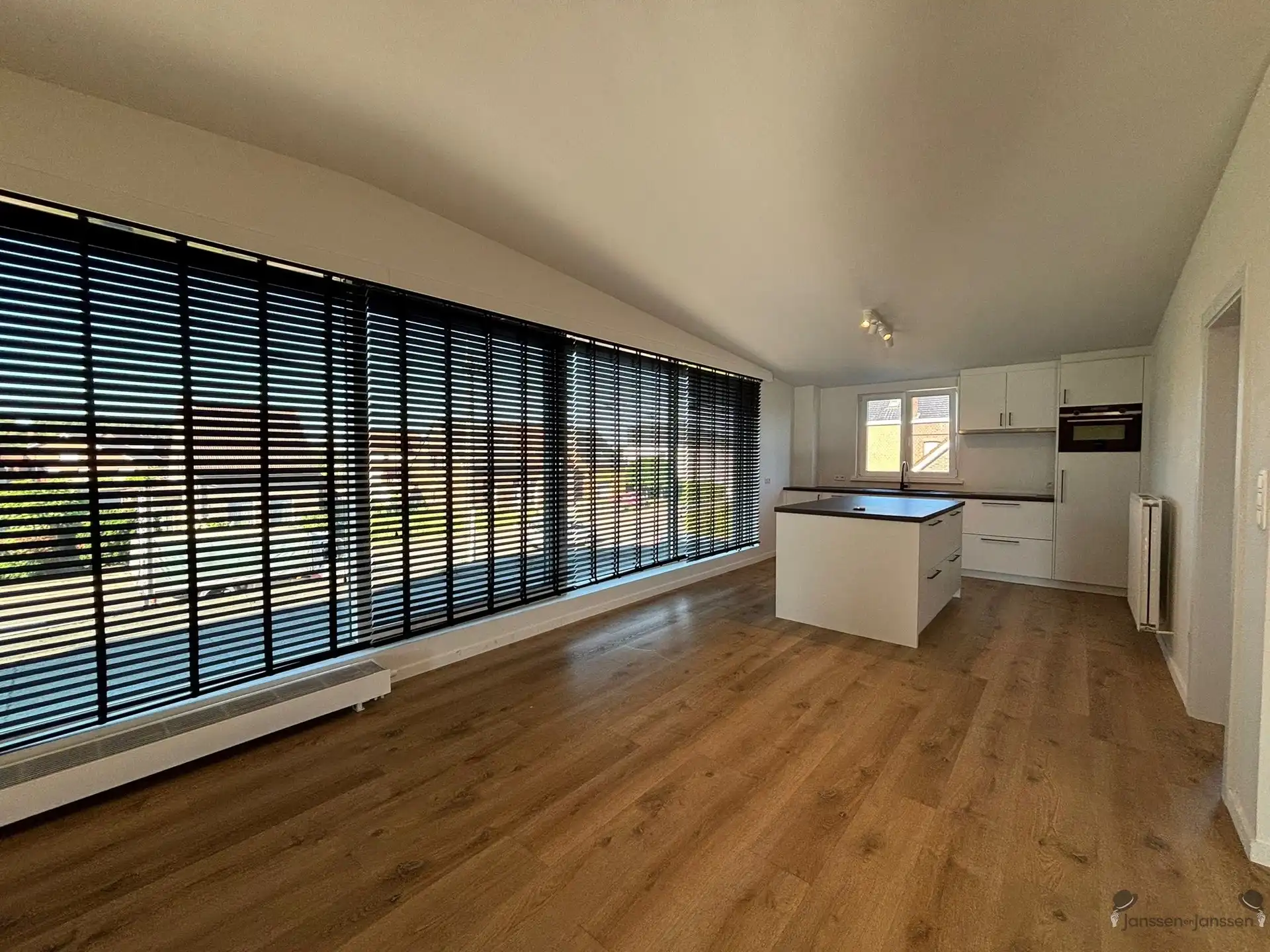 Ruim en volledig vernieuwd appartement met grote leefruimte in Sint-Lenaarts foto {{pictureIndex}}