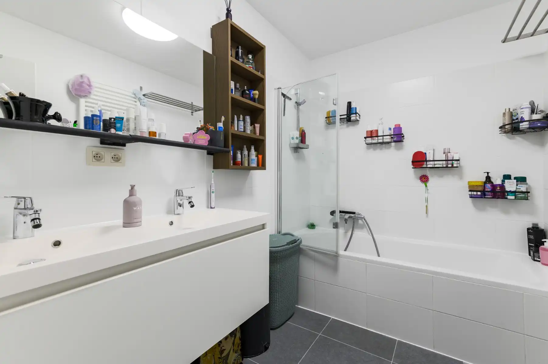 Recente woning op centrale ligging met garage foto 11