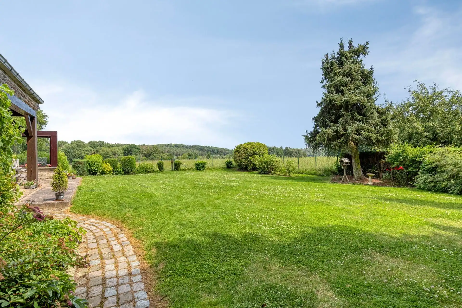 Prachtige klassieke villa op een perceel van ± 7.500 m²  foto 2