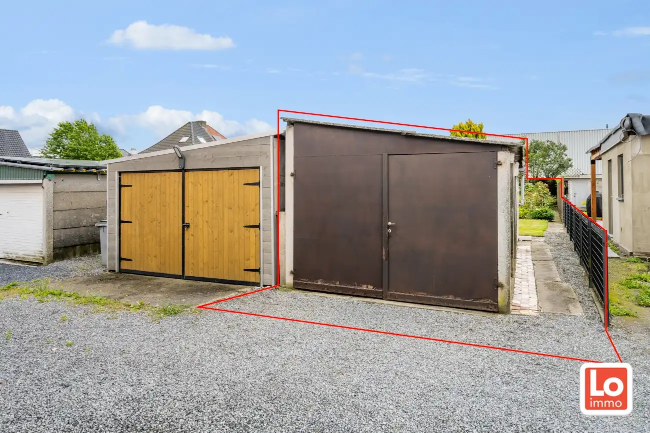 Volledig te renoveren gesloten woning met afzonderlijke garage en een leuke stadstuin op een toplocatie nabij het centrum van Lochristi! foto 14