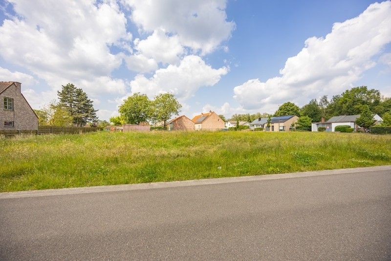 Uitgestrekt en zongericht bouwperceel van 12a 18ca foto 8