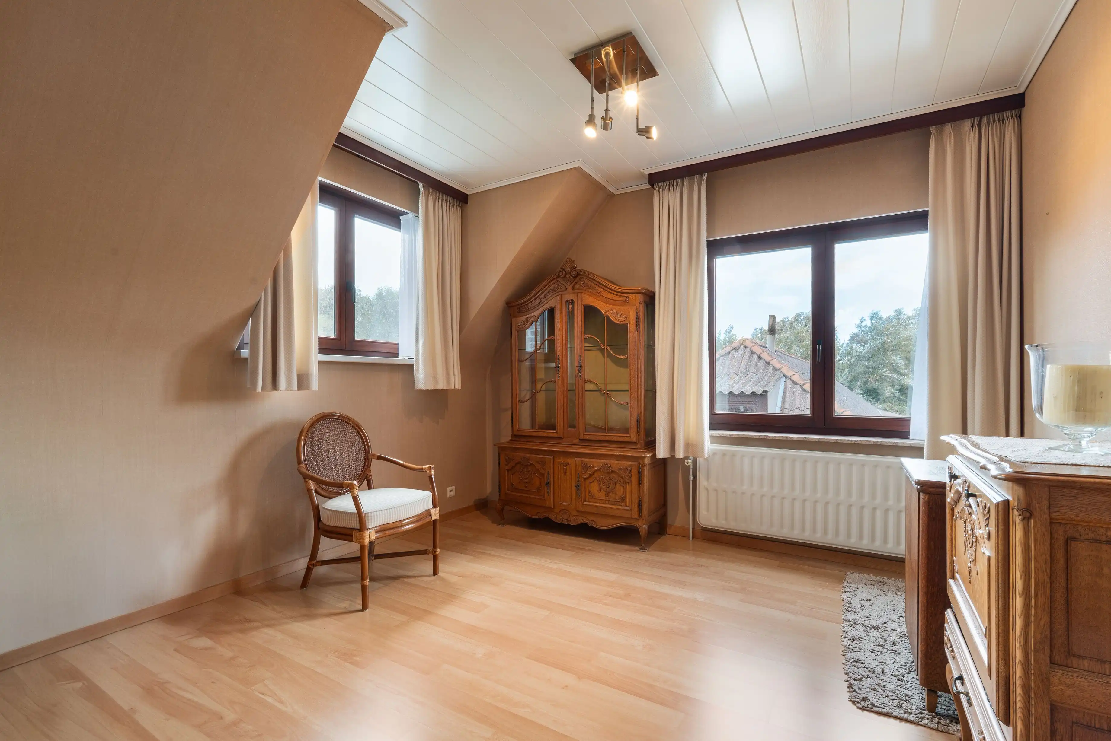 Uitzonderlijk ruime gezinswoning (op ca. 1.348 m² grond) op topligging in Raversijde! Wonen, werken en genieten! foto 14