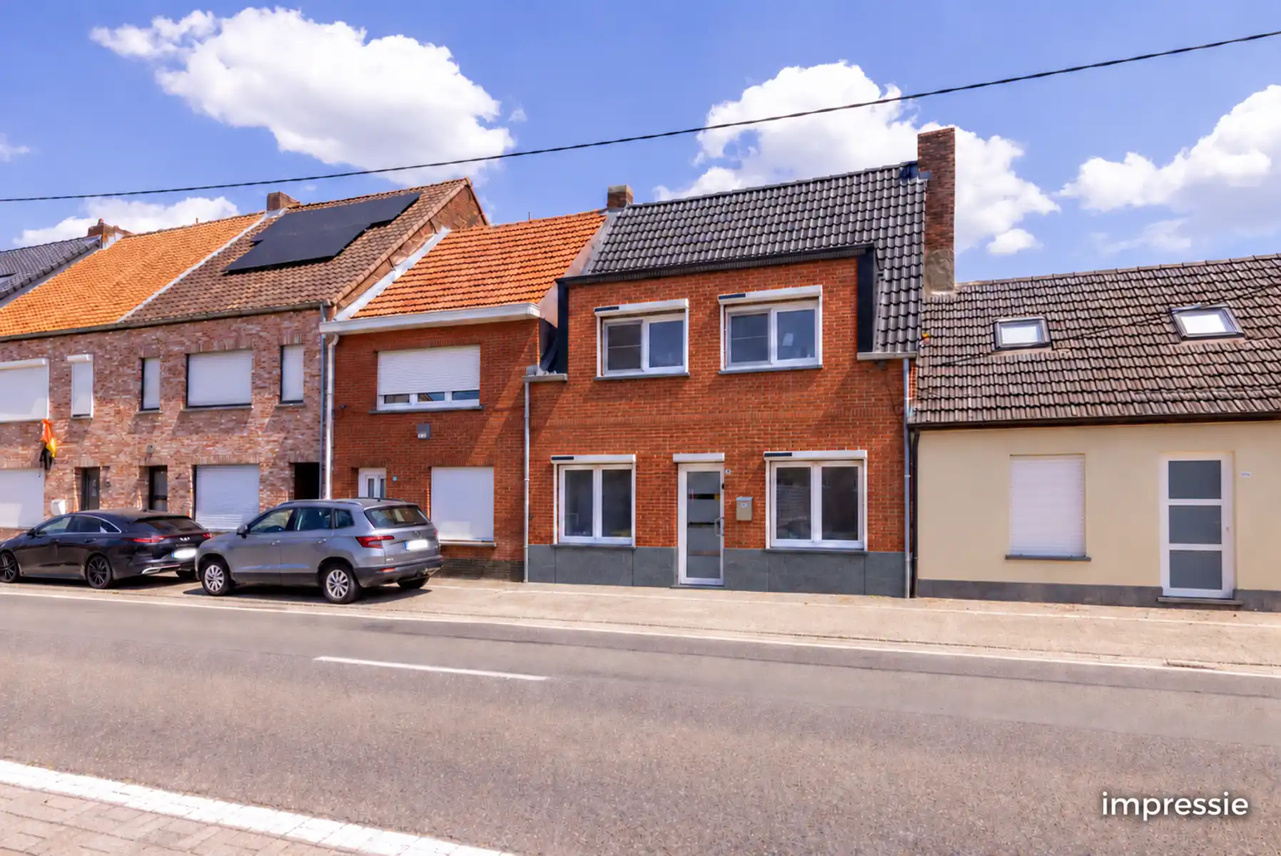 Gerenoveerde woning met tuin via servitude bereikbaar met 3 slpks foto {{pictureIndex}}