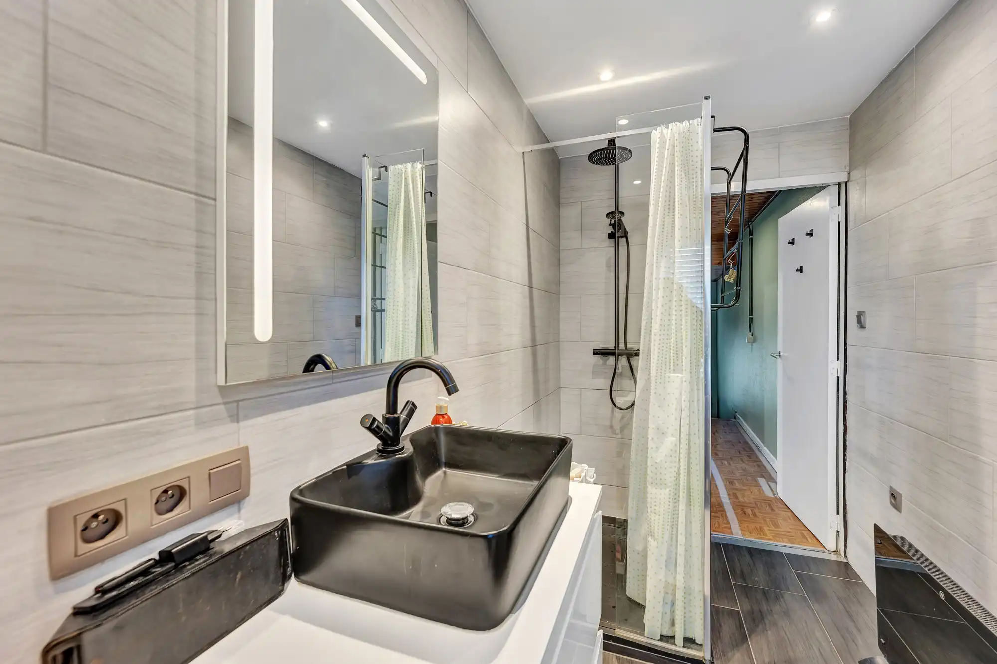 Strategisch gelegen, instapklare woning met veel potentieel foto 19