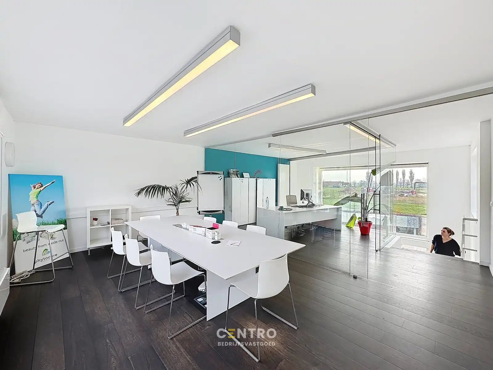 Modern en instapklaar WOON-WERKPAND met professionele ruimten, lichtrijk & ruim APPARTEMENT met zonneterras en aangelegde tuin. foto 4