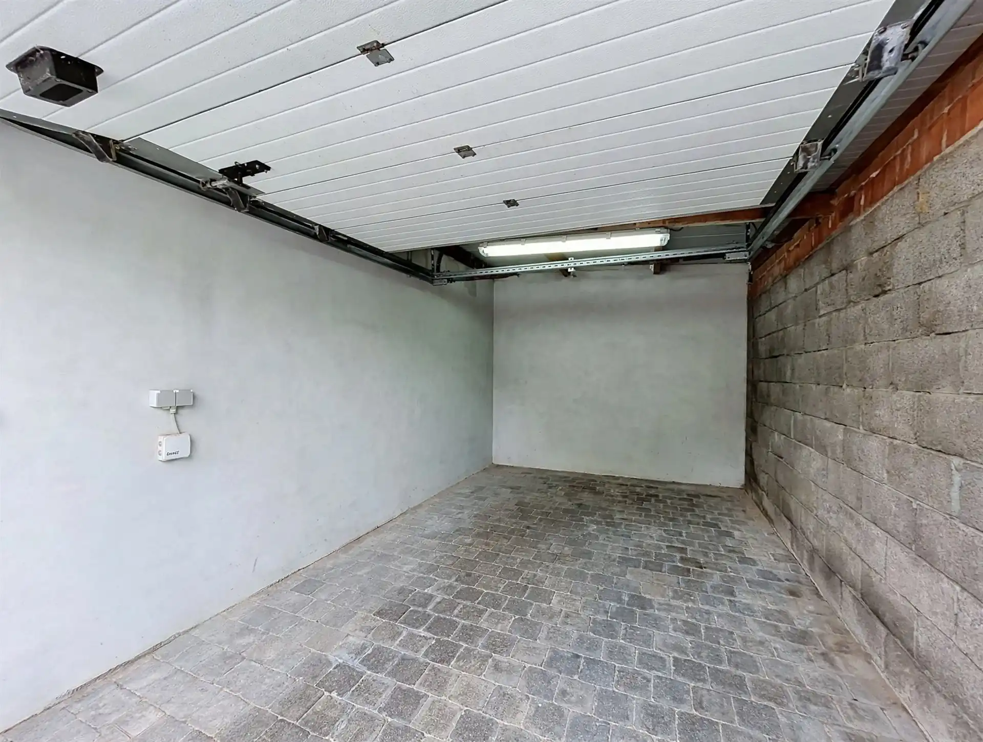 Charmante instapklare gezinswoning met 2 garages op prachtig perceel met zicht op oneindig. foto 17